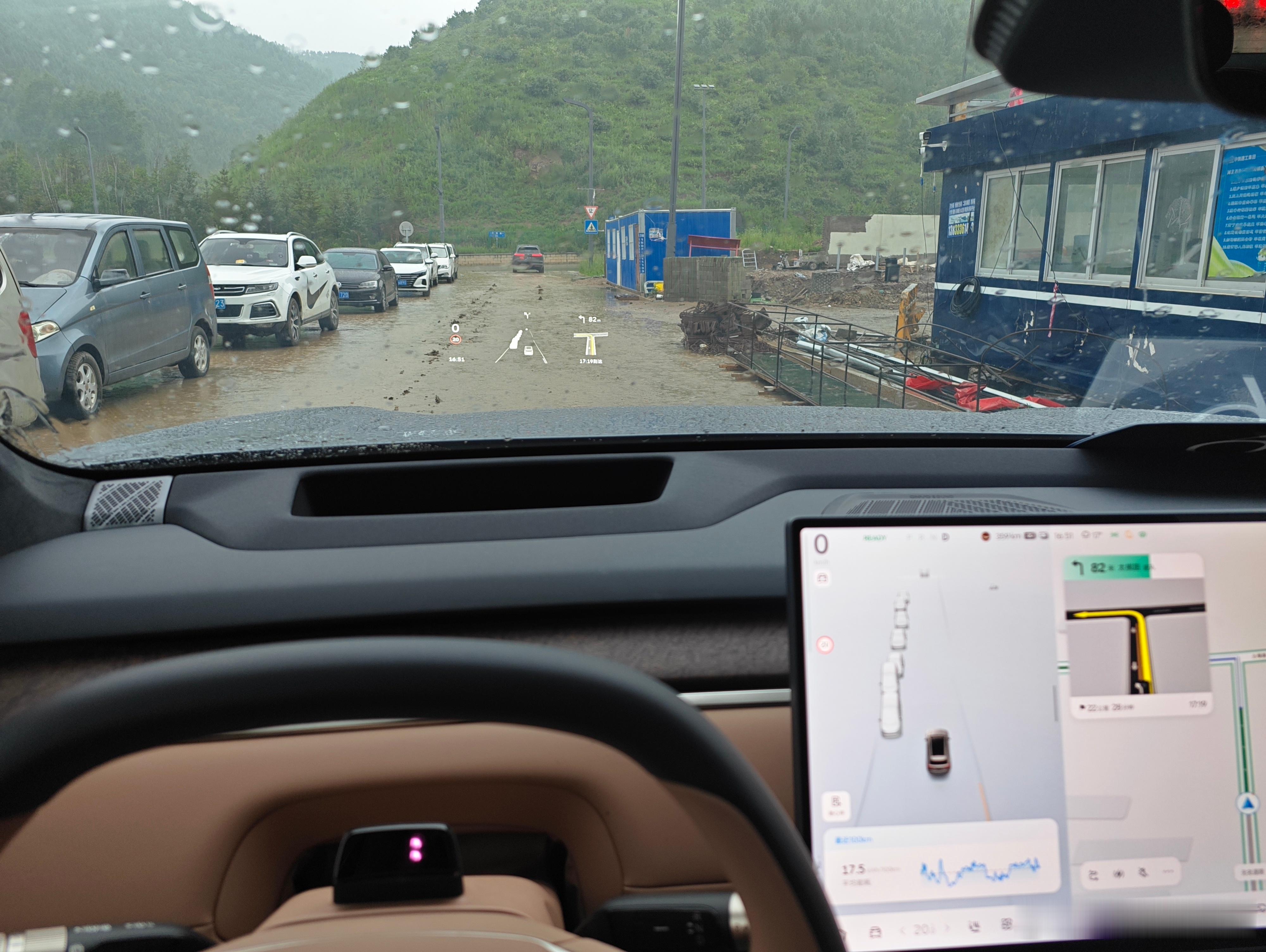 乐道L90能耗数据：背景：大雨四驱主要是运动模式开始开的比较猛，走了一段泥泞