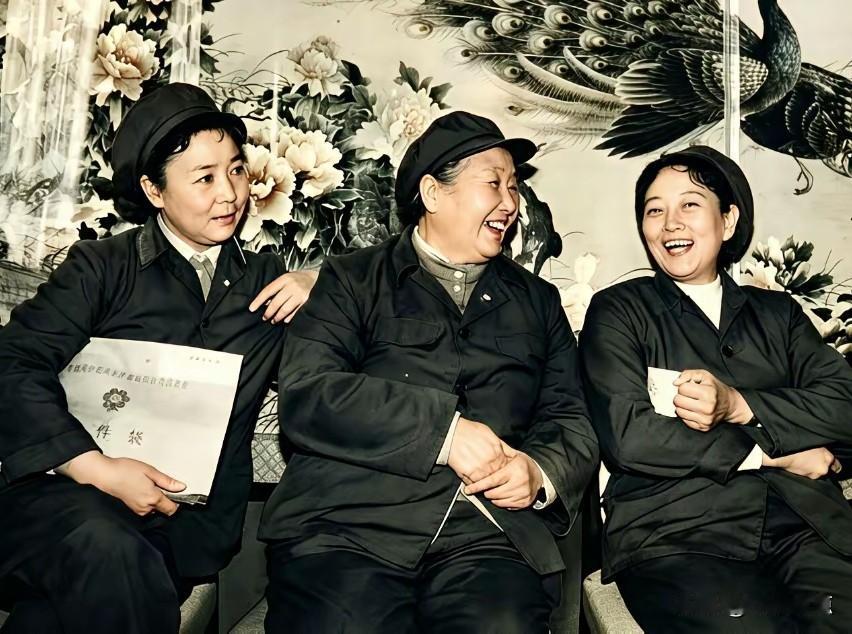 上世纪五六十年代，八一电影制片厂有两位当家花旦，分别是田华和王晓棠。年轻时，她俩