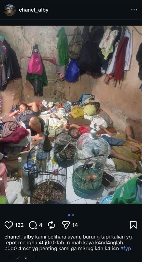 印度尼西亚一处狭小且极度杂乱的一居室住所：屋内堆满了衣物和各类杂物，随处可见鸟笼