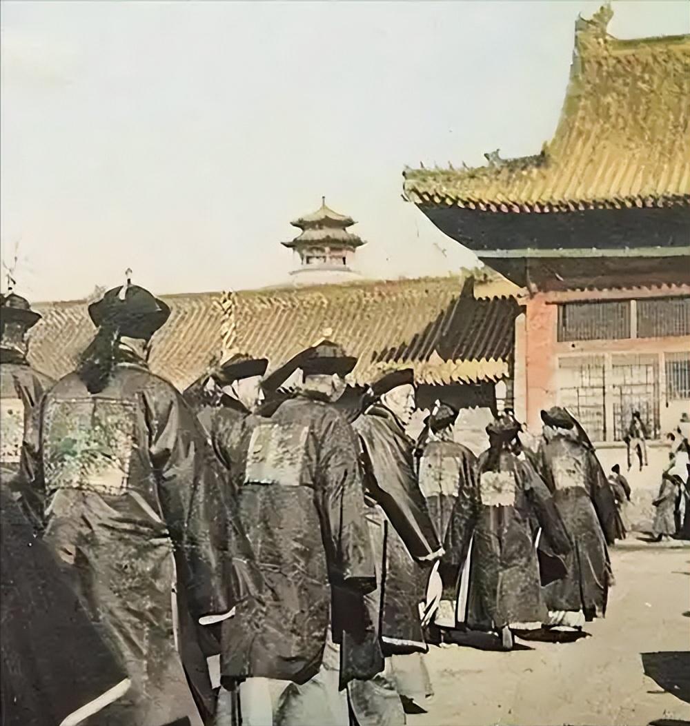 在清朝末年，面对外强的压迫和内部的腐朽，朝廷似乎一度被压得喘不过气。特别是庚子赔