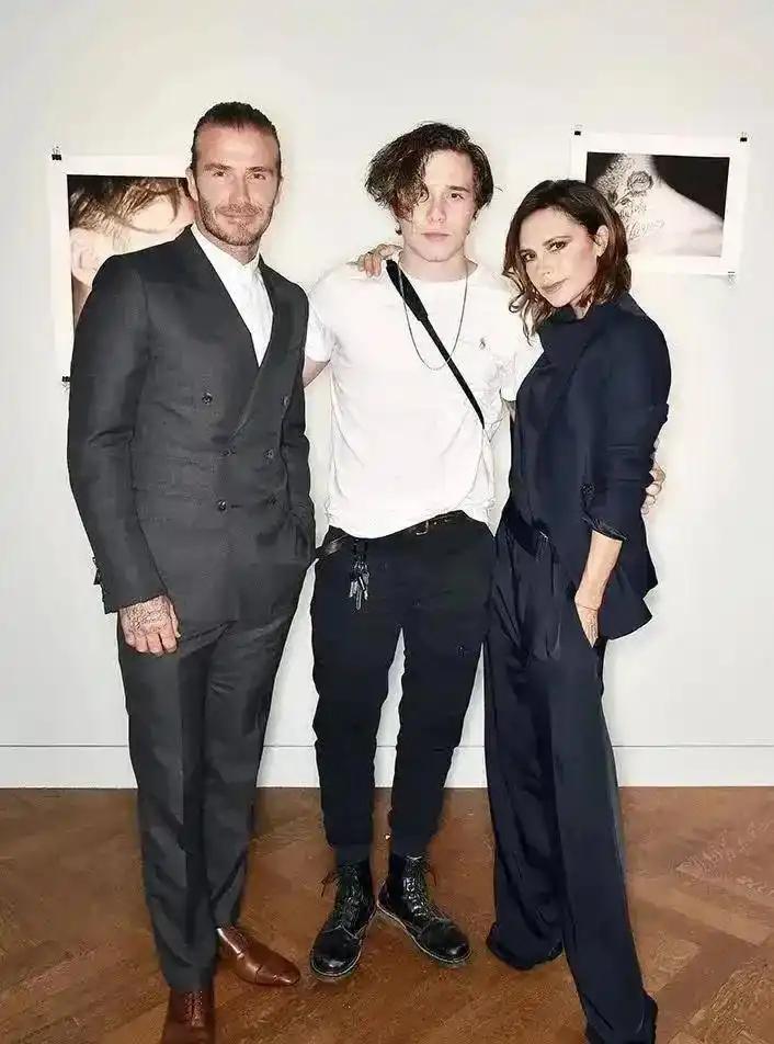 贝克汉姆有反思过自己的教育方式么？3个儿子都没上过大学，大儿子为老婆和他们决裂，