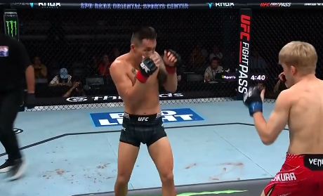 UFC上海站: 傲日其楞次回合被朝仓海KO