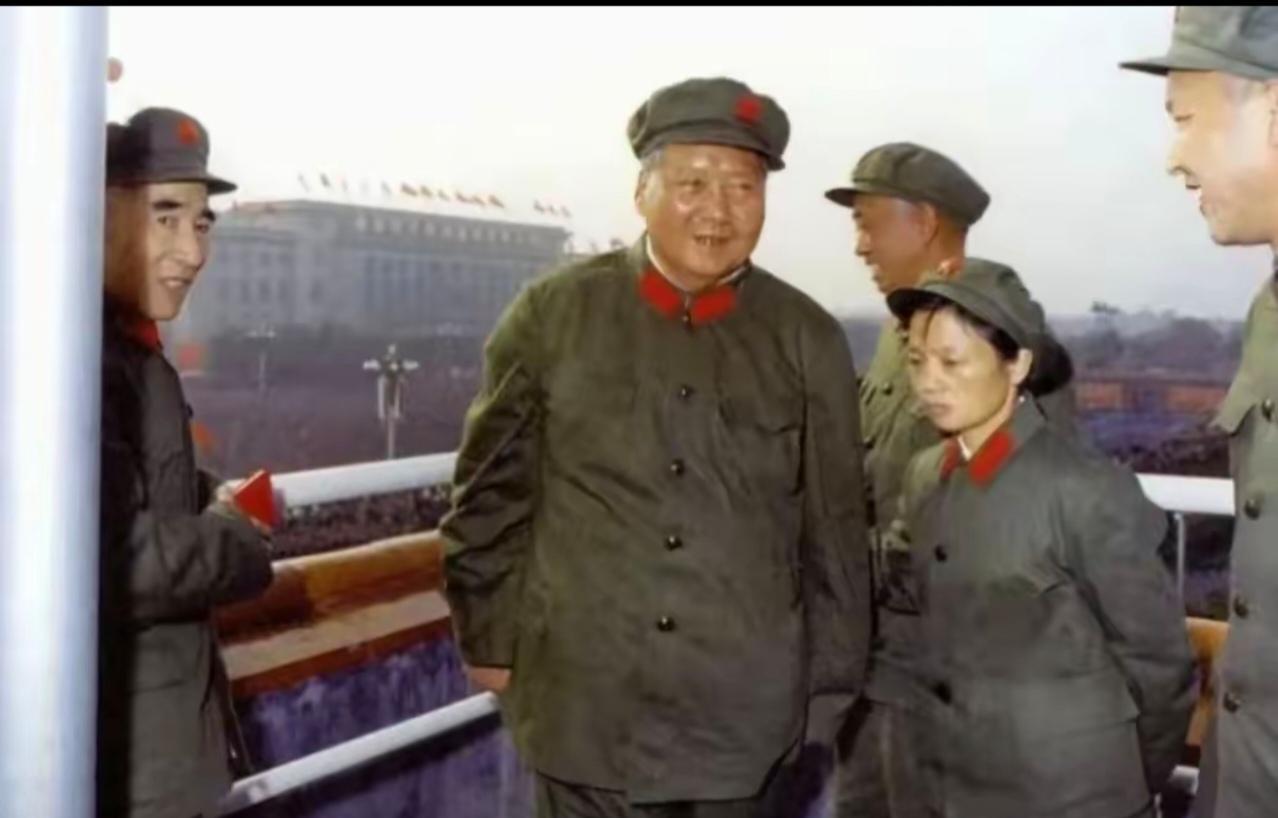 能够在这样的场合，这些开国将帅面前，这般从容，估计也只有她了，你知道她是谁吗？