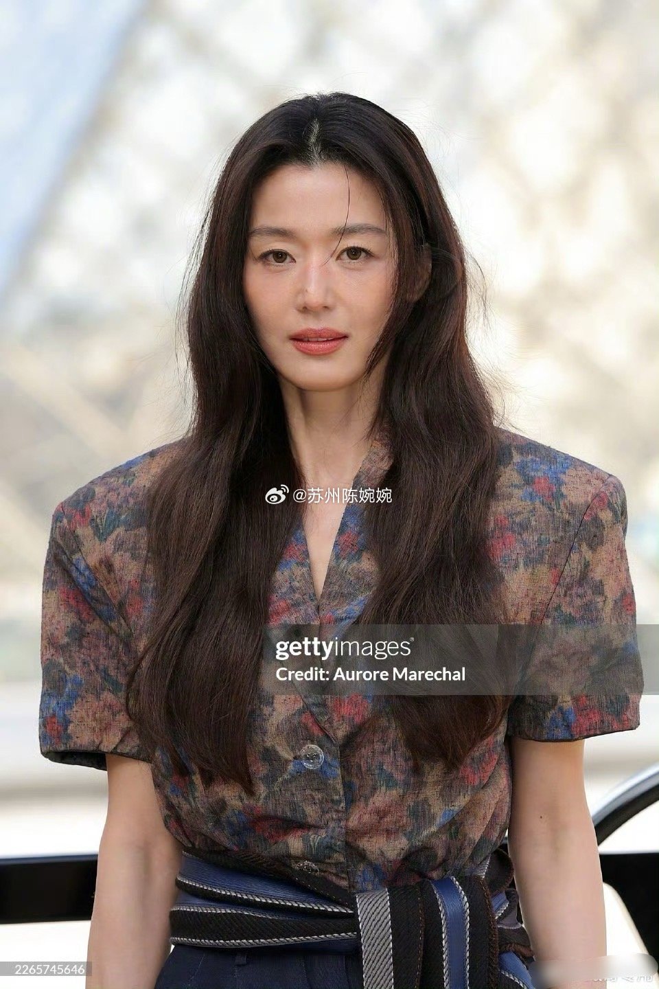 全智贤现身巴黎时装周的LV大秀