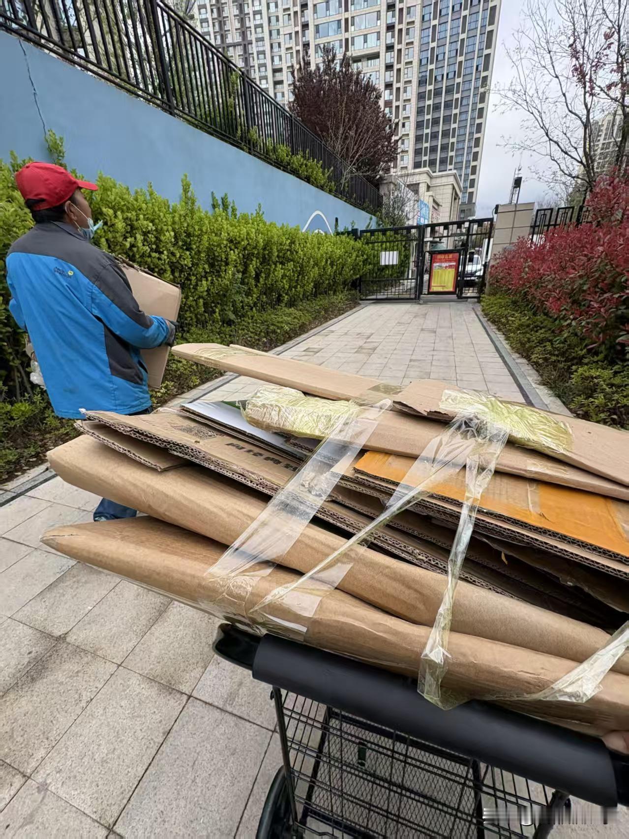 我爸最近把我工作的废纸箱堆在院子里，他说攒多了让收废品的一起来拉走。昨天给收