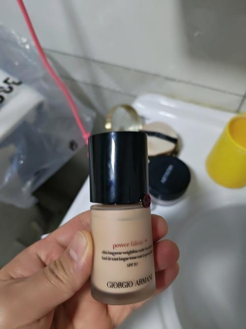 古装剧《逐玉》中，张凌赫饰演的将军谢征因妆容过度精致、肤白无瑕，被网友调侃为粉底