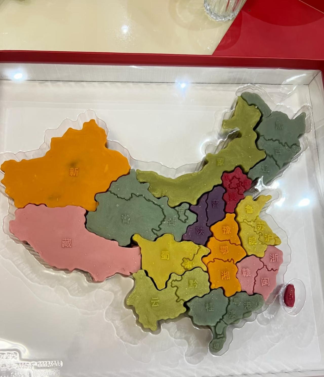 现在的月饼都这么卷了。我一直以为现在的月饼只要是个圆的就行了，见到什么馅都不
