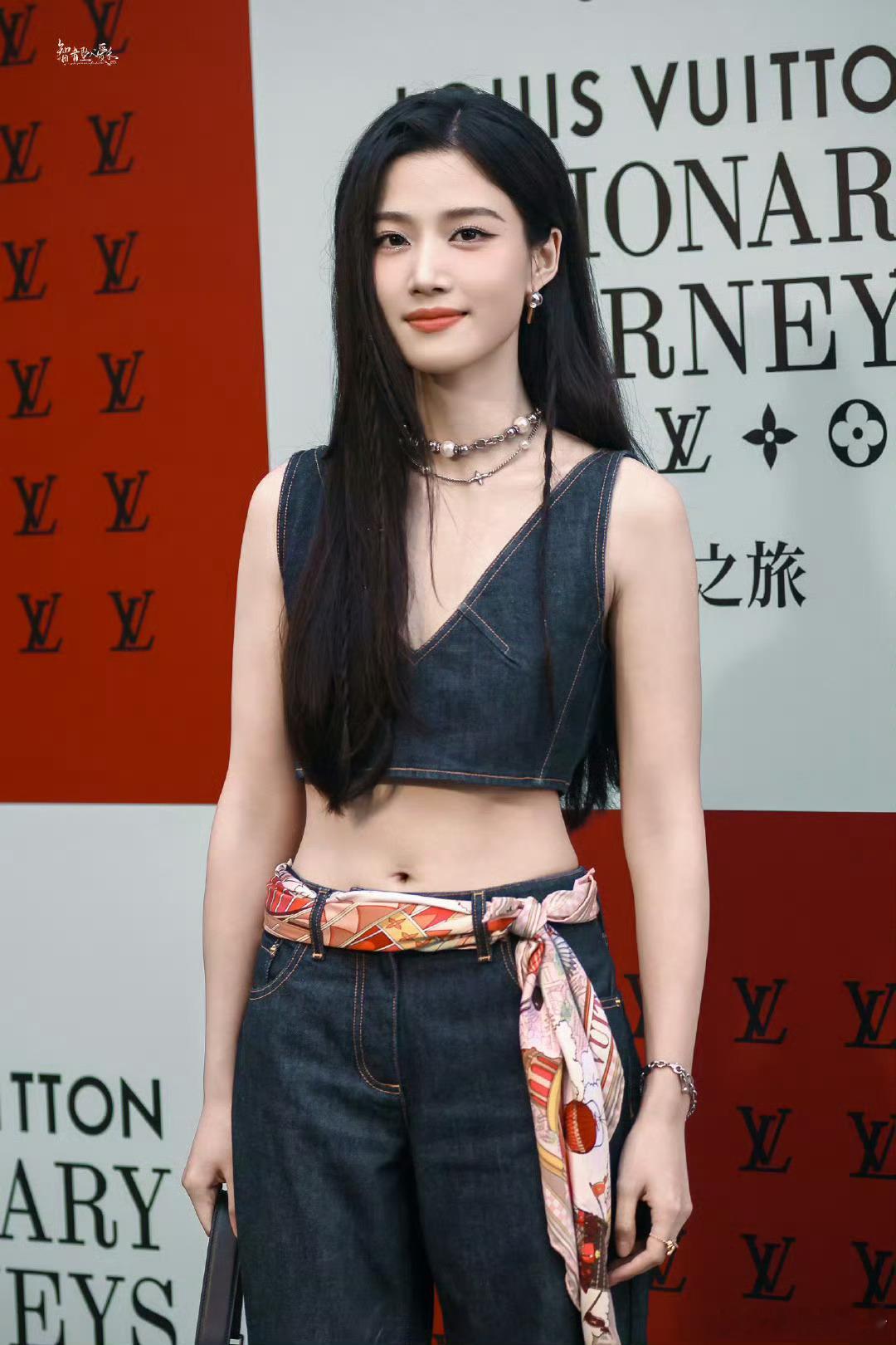 卢昱晓好直观的瘦都是露脐装，你喜欢哪个？​​​