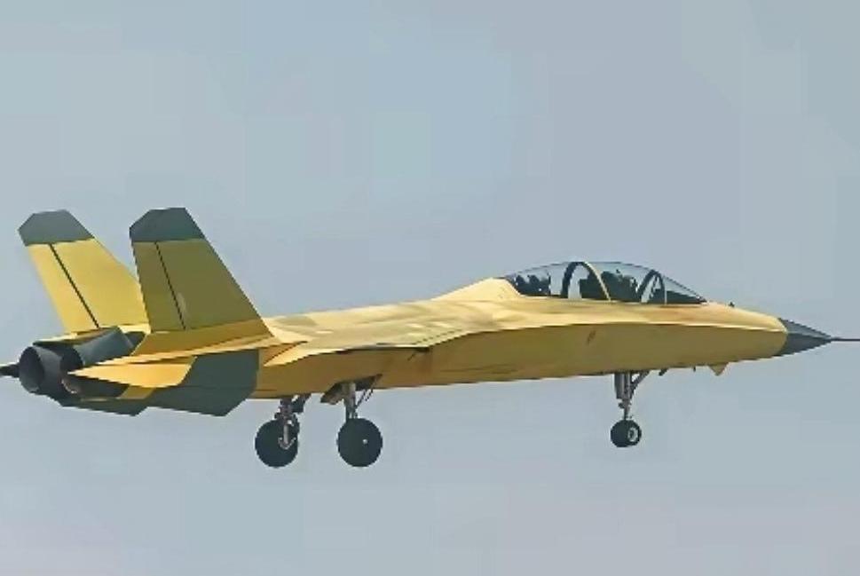 教10也是一机两型，对比一下两型教10，双垂尾设计是舰载改进型号，而单垂尾原版则