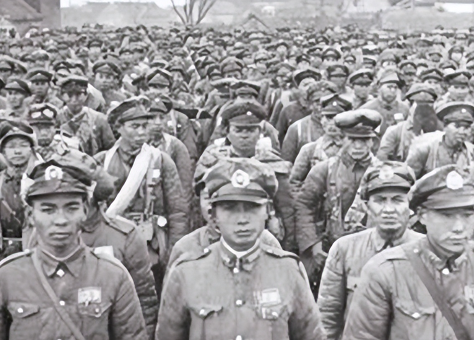 1945年8月，陈诚负责“裁军”，把大量杂牌军校毕业、行伍出身的军官裁减回家。中