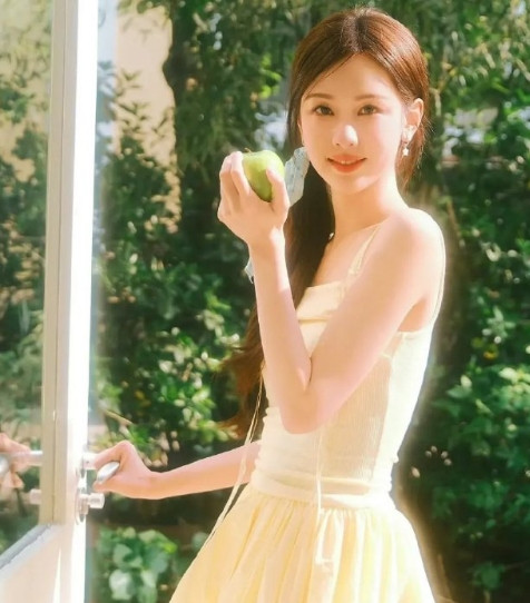 陈都灵夏日水果写真淡黄裙子美出新高度，有初恋女友的感觉！