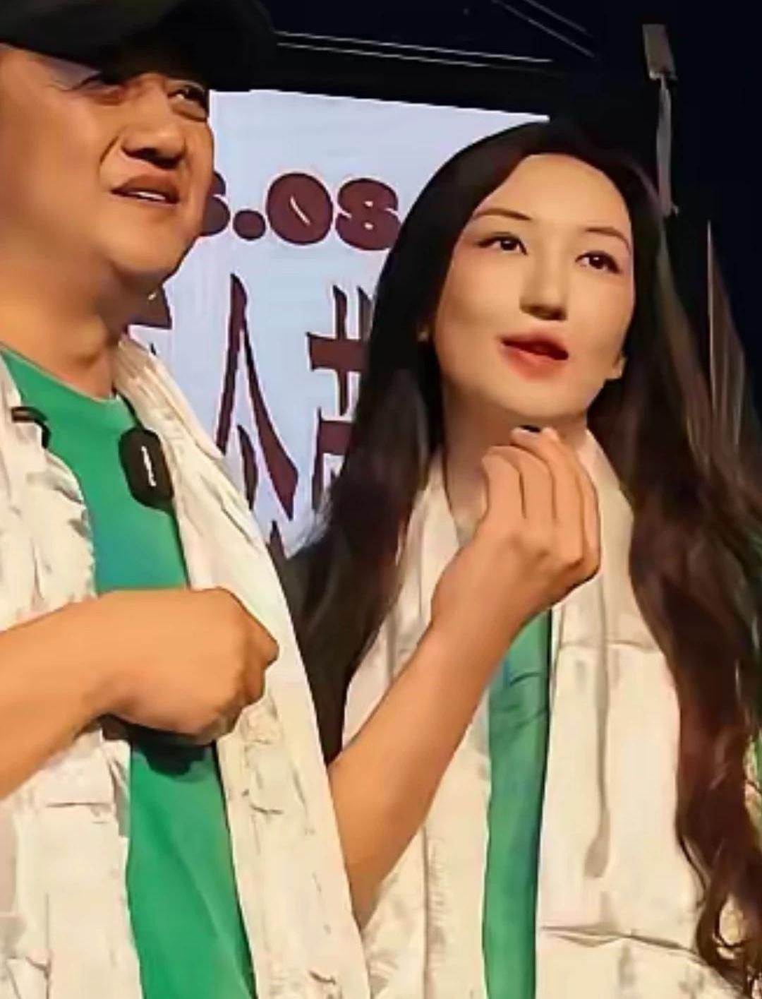 李亚鹏女儿李嫣，如果没有唇腭裂，不敢想象她有多漂亮。有一个会唱歌的妈妈，