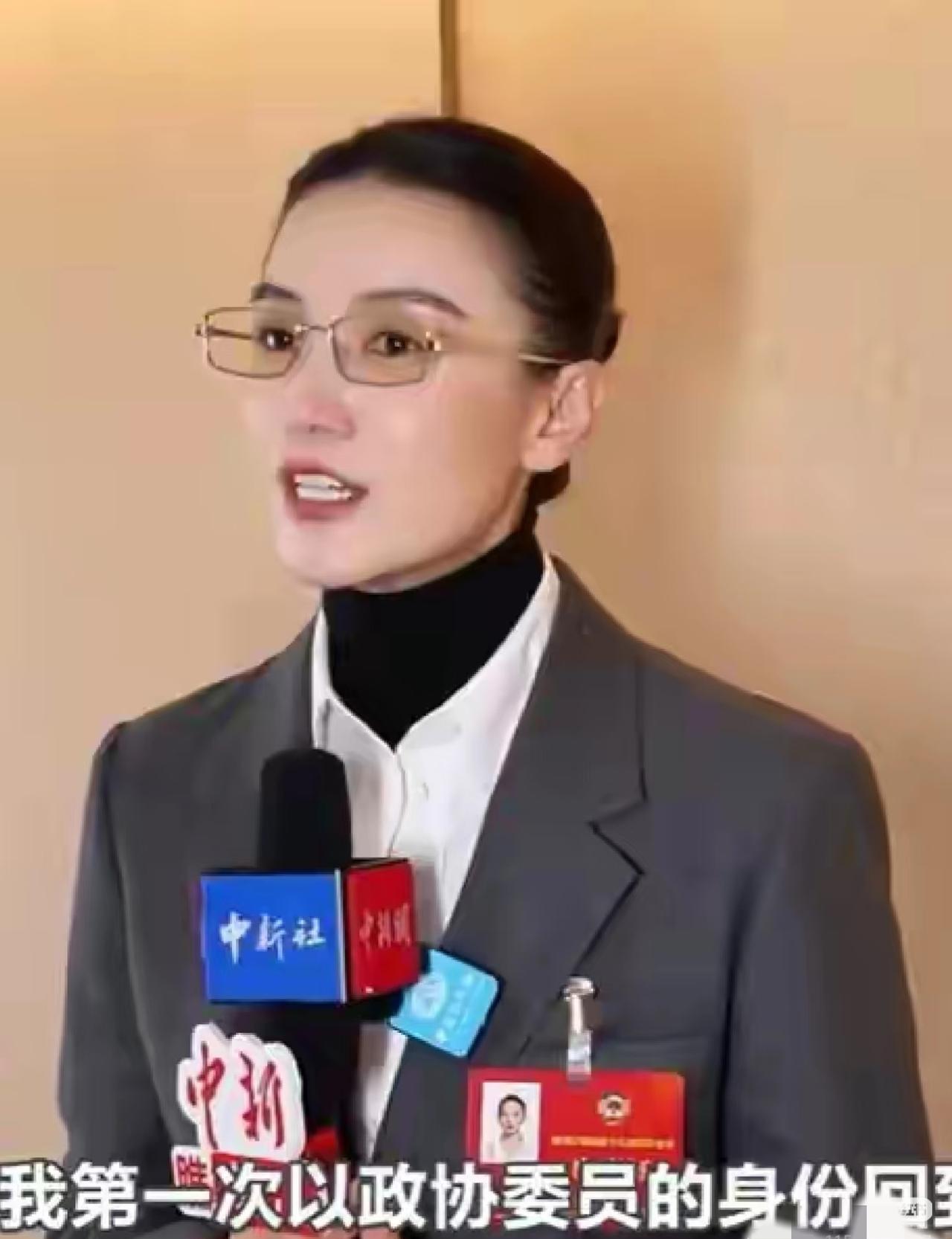 娱乐圈最怕的，可能就是宋佳这种“大实话”体质。别人还在琢磨怎么滴水不漏地圆场，