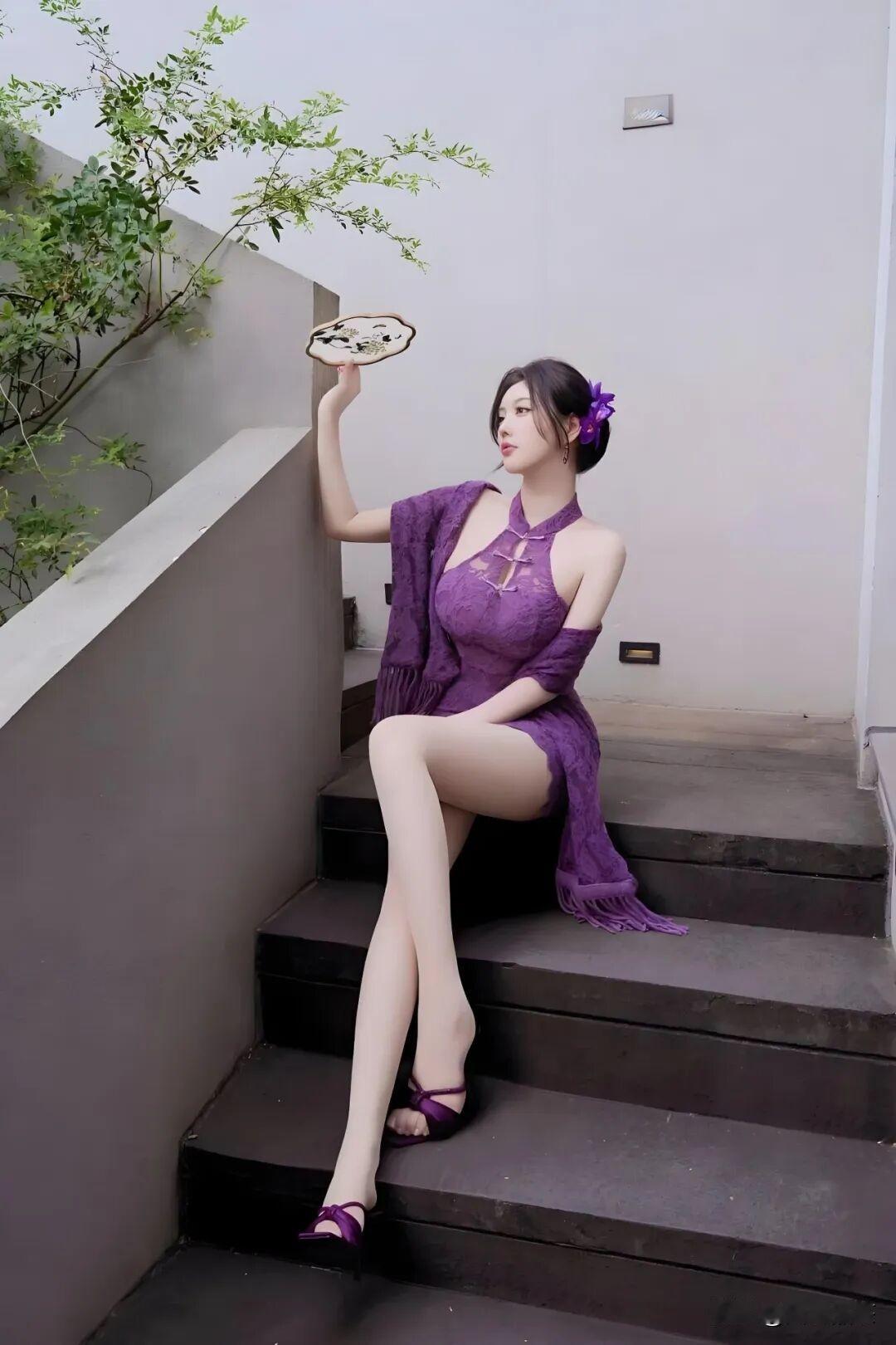 红袖添香醉美人，素衣轻舞笑红尘。