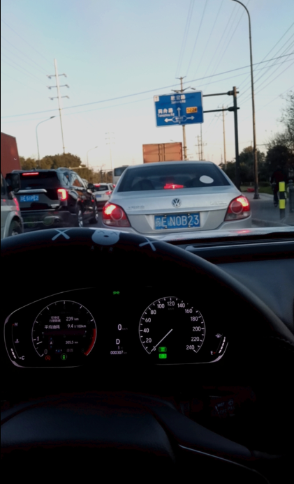 关于雅阁油耗，一箱油花了425现在，跑了460公里，还剩100！油耗，从9.1干