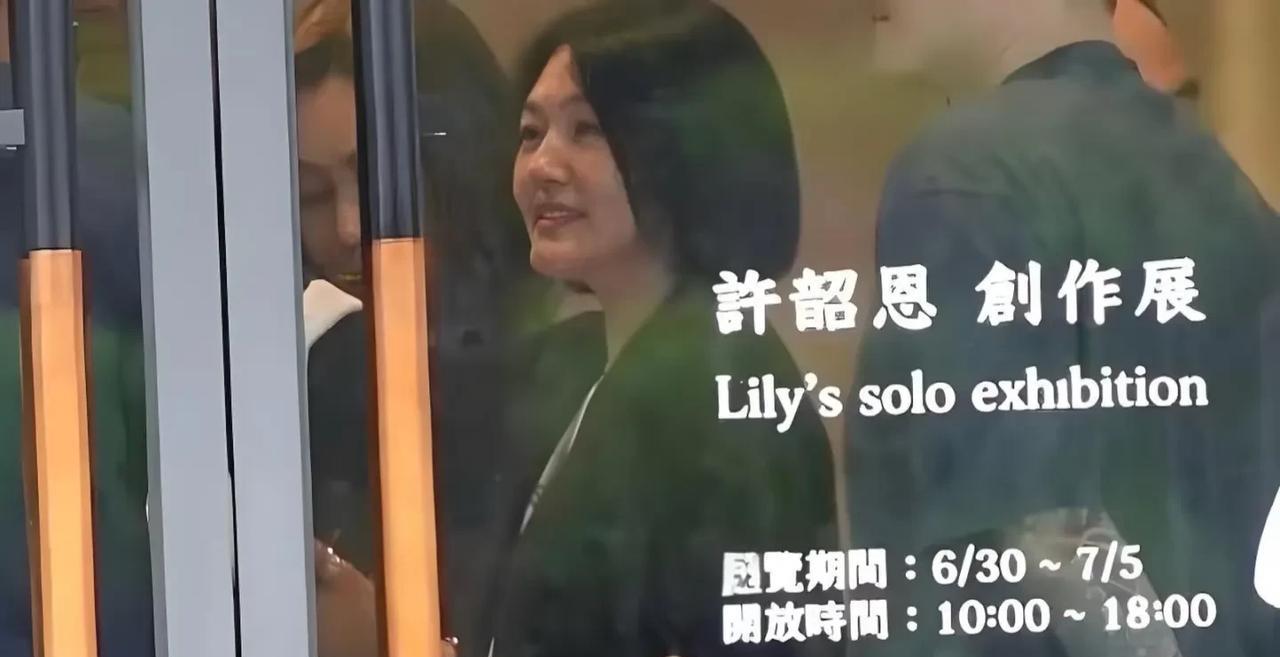 小S的眼里没有光了！这是她在大S走后第一次正式露面公开场合吧，在网友分享的照片