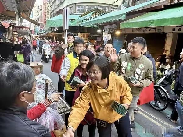 民进党候选人早就扛着旗子上街拜票了，国民党这边却还磨磨蹭蹭没动静，郑丽文气得猛批