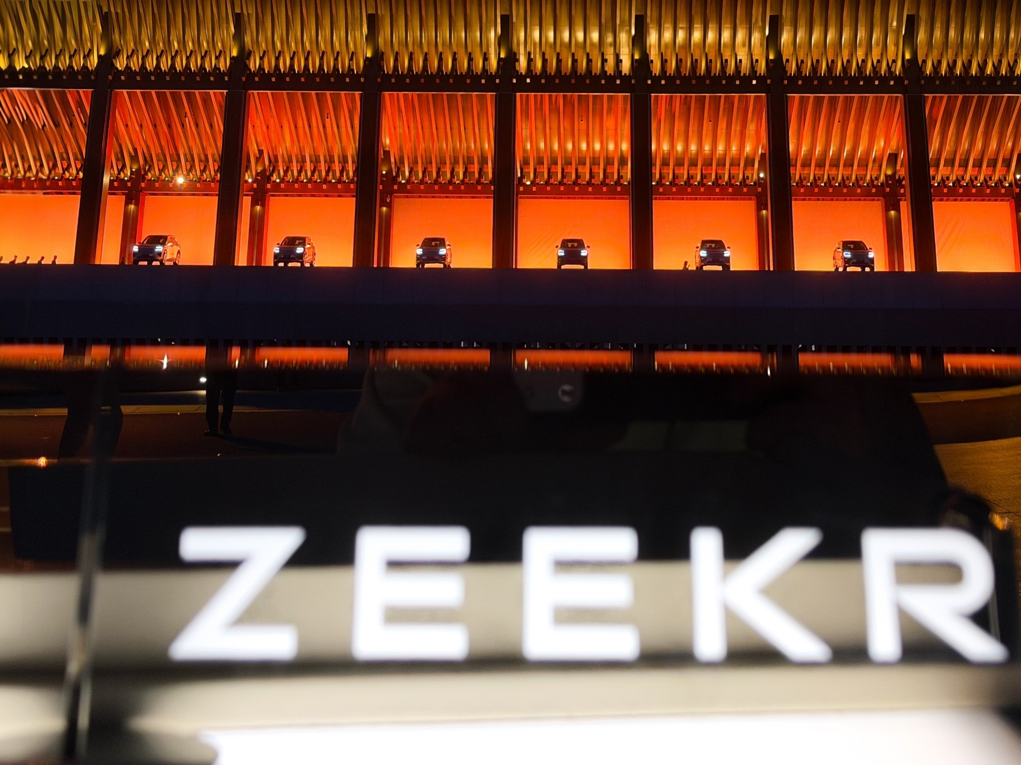 来参加极氪8X上市发布会！很多人可能会觉得这辆车是极氪9X低配版，但我可以负责任