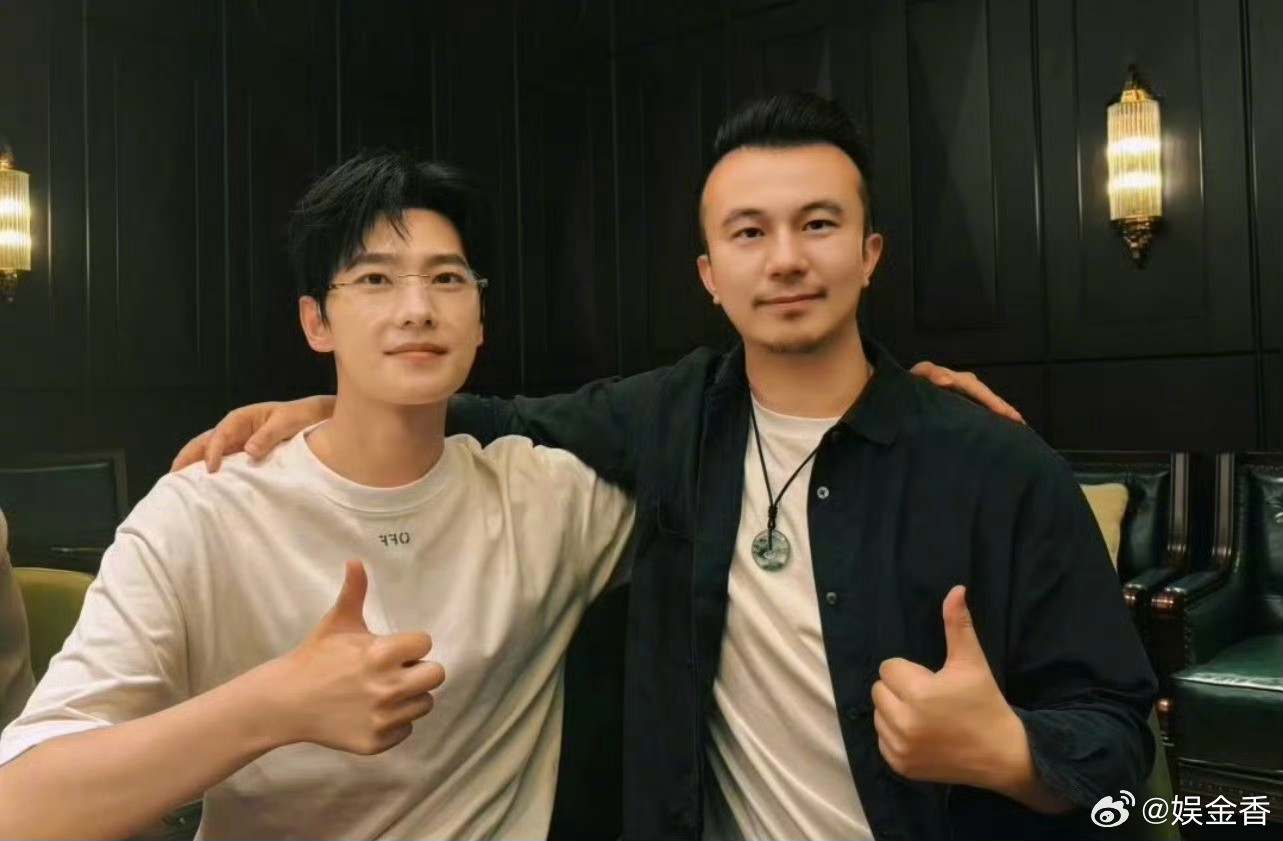 杨洋参加军艺同学聚会状态好好啊哥的颜值即使素颜也依旧能打