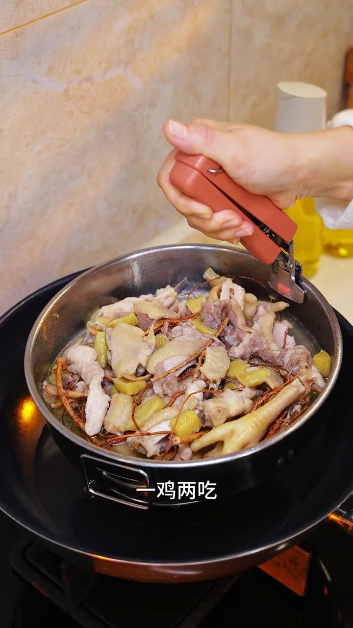 今天花了100来块钱买了一只土鸡，以后如果买到土鸡就像我这样做，一鸡两吃，有菜又