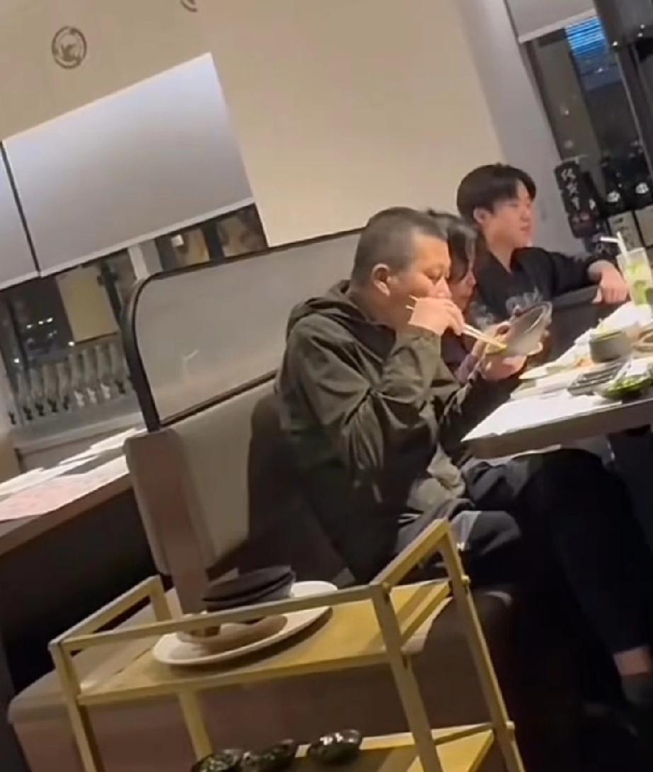 王楚钦澳门与父母聚餐！一家三口坐一排，亲密无间！王楚钦父母此次前来澳门观看王楚