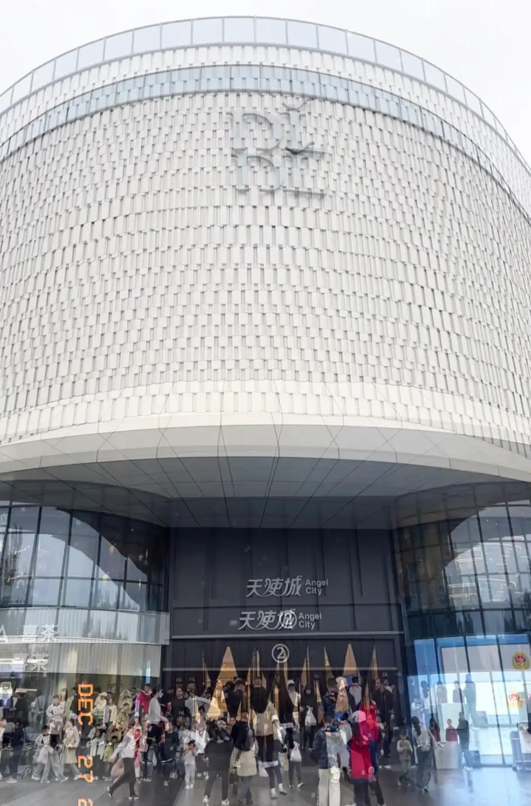 胖东来停车场开始计时收费，牌子一挂，网上炸锅。有人晒图：前半小时免费，之后阶梯