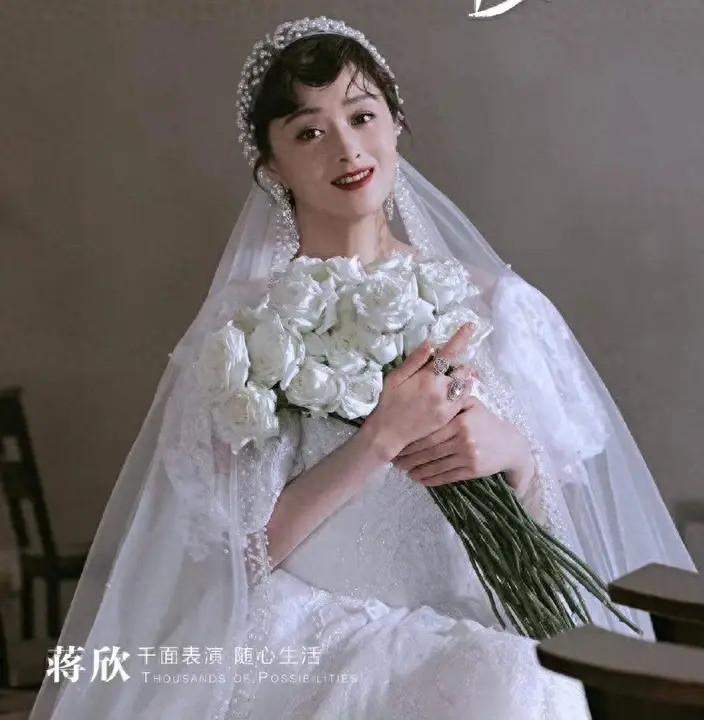 蒋欣暴瘦20斤拍大片！穿婚纱烫卷发尽显小脸长腿，美得像换了个人