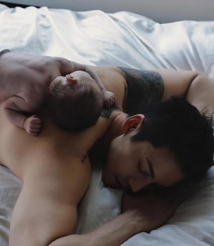 何穗晒陈伟霆和儿子的合照，宝宝趴在爸爸后背上，画面温馨养眼。看照片很像儿子刚出生