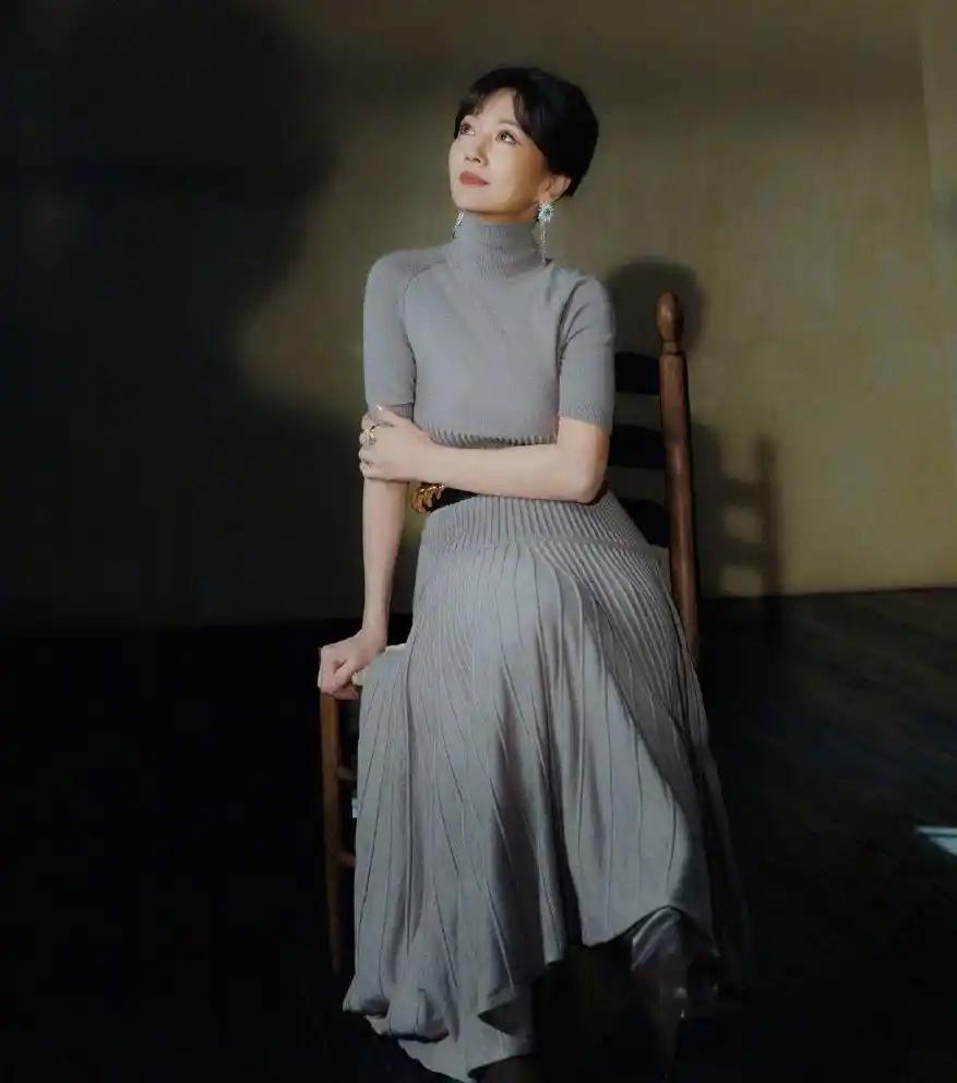 赵雅芝晒美搭，在穿搭上她主张：风格不必趋同，态度自定方圆