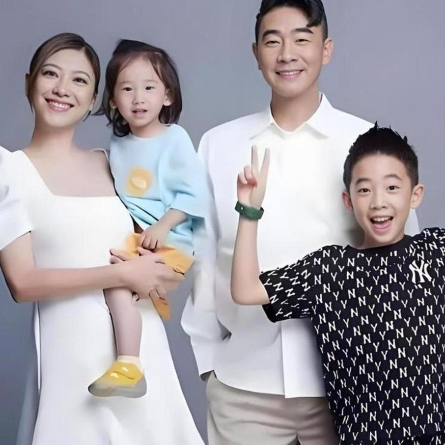 陈小春眼光太好了娶妻娶贤说的一点儿没错他能从“山鸡哥”变成甩手掌柜式幸福奶爸