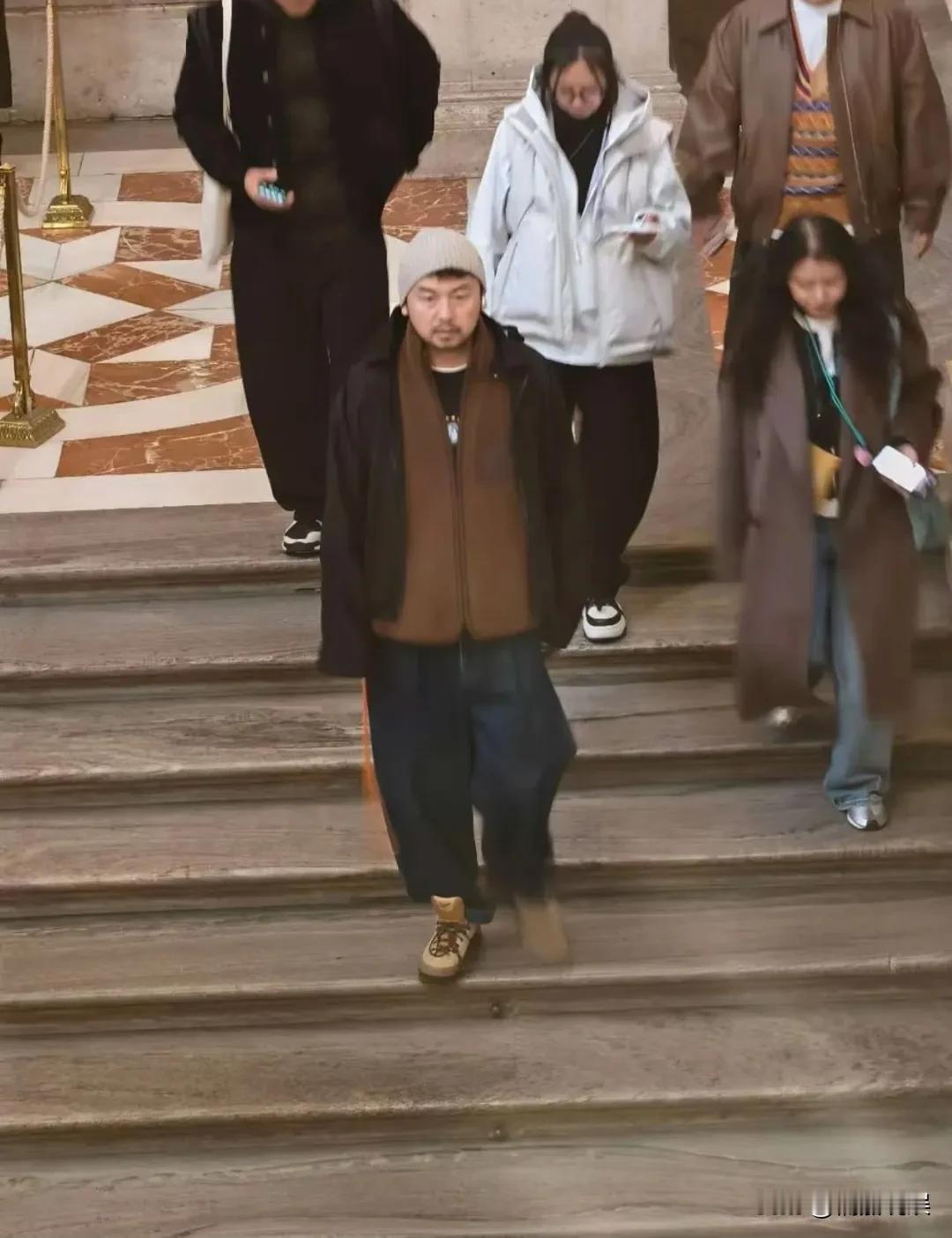 雷佳音现身西班牙马德里皇宫参观，，戴着针织帽，穿着厚棉服，个子高挑，还蓄着胡须，