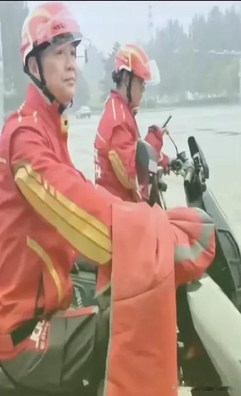 今天在小吃店吃饭，被一个外卖小哥雷到了，那小伙子，喝多了，吹牛说，今年赚他个50