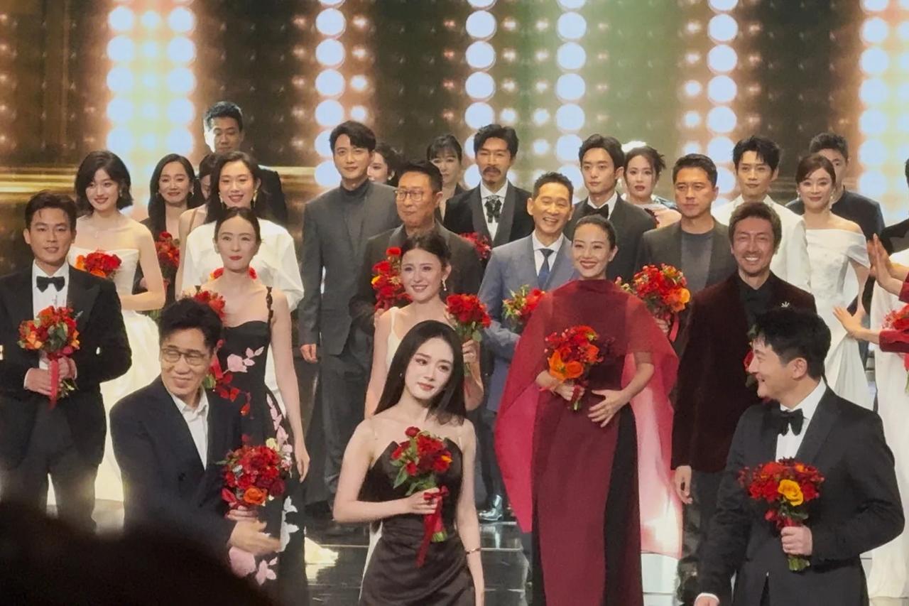 杨幂这次的视后，虽然不是三大主流奖，但是含金量还是可以的。比唐嫣那个金熊猫奖