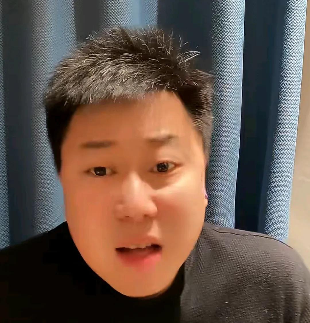 媒体人李宝库认为，上海海港上半场逃过一个点球，而且犯规动作非常大！在本轮中超比