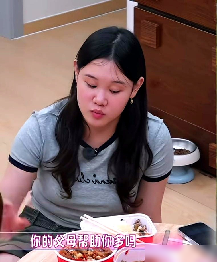 邵兵进儿子房间，先敲门。邵子恒头都不抬，说爸你直接进。就这么个细节，张家齐在《我家那闺女2026》里