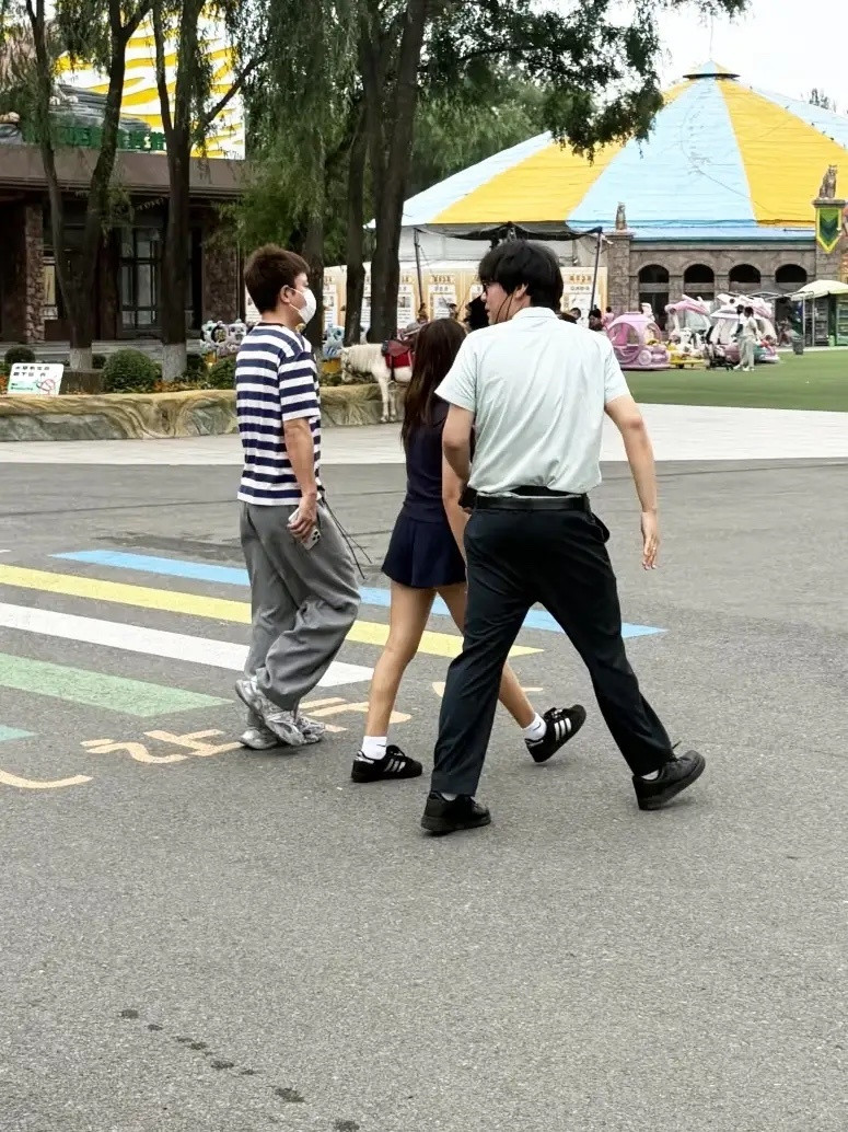有网友在哈尔滨东北虎林园，偶遇贾乃亮和甜馨！贾乃亮就是哈尔滨人，他经常带着女儿回