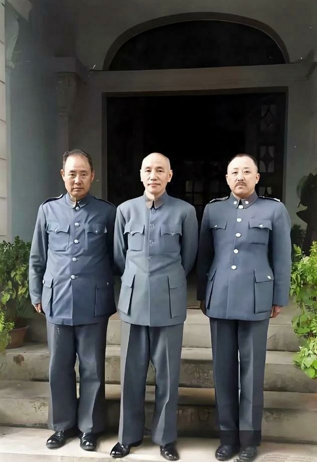 来瞧瞧蒋中正的真实模样！这张1948年他与傅作义、卫立煌在北平的合影老照片，