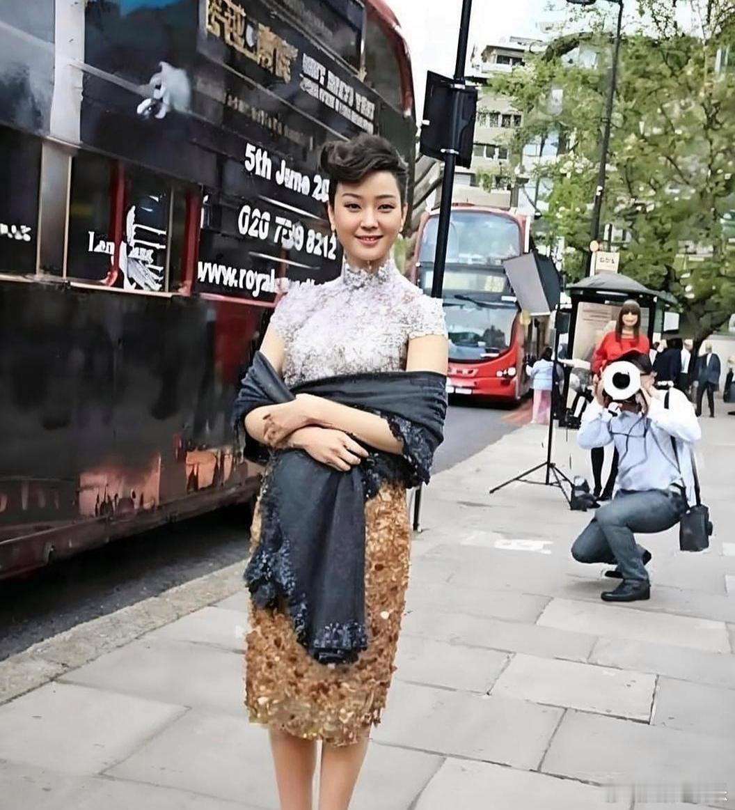 59岁的宋祖英在英国街头亮相，一下子成了焦点。她穿着剪裁超精致的旗袍，线条流畅，
