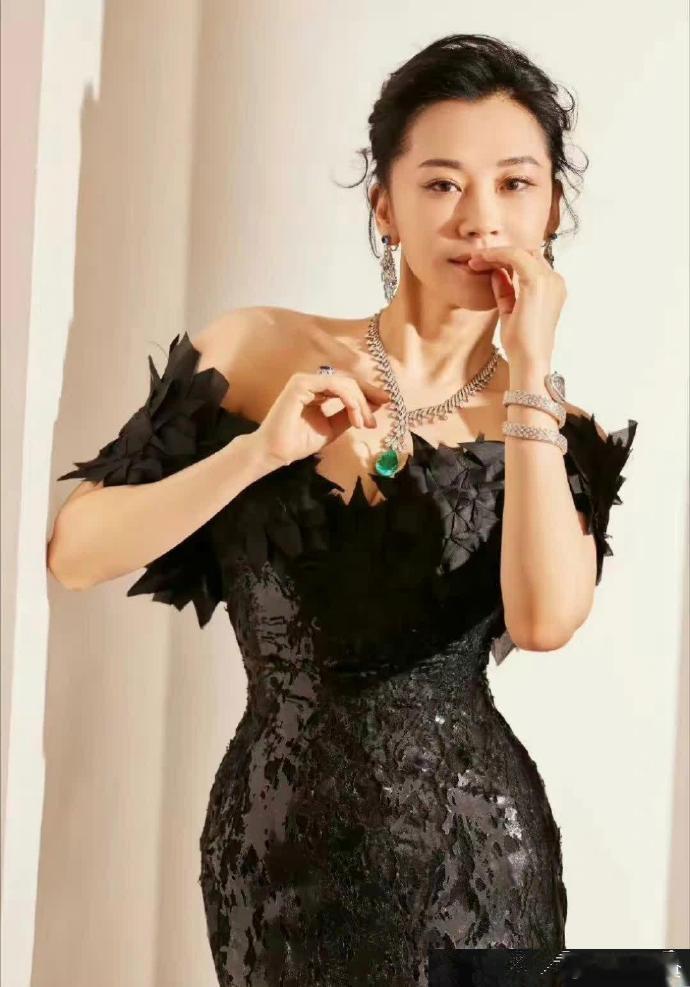 许晴已经55岁了！这股妖娆劲依然不减