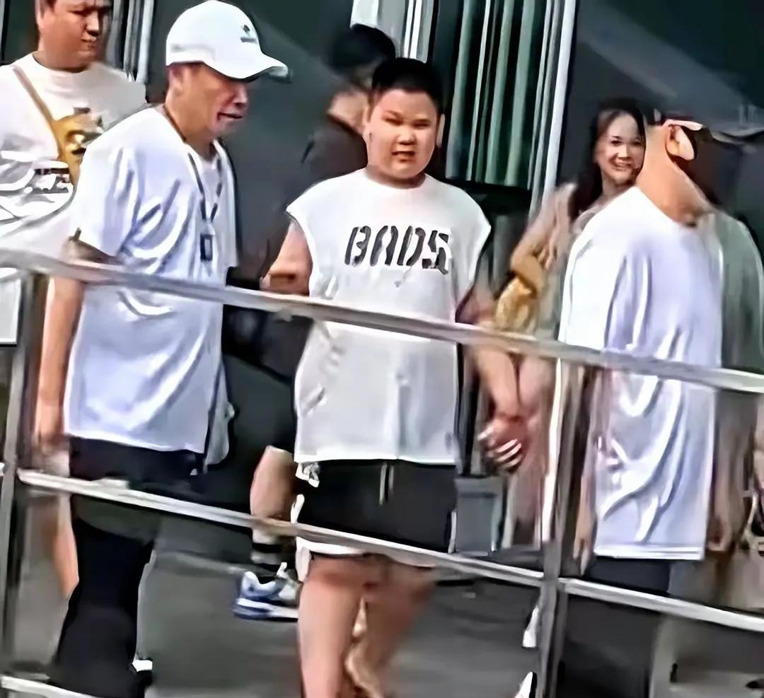 郭汾阳废了！最近有媒体拍到郭德纲一家落地上海机场，王惠、郭汾阳全部都被拍到。其