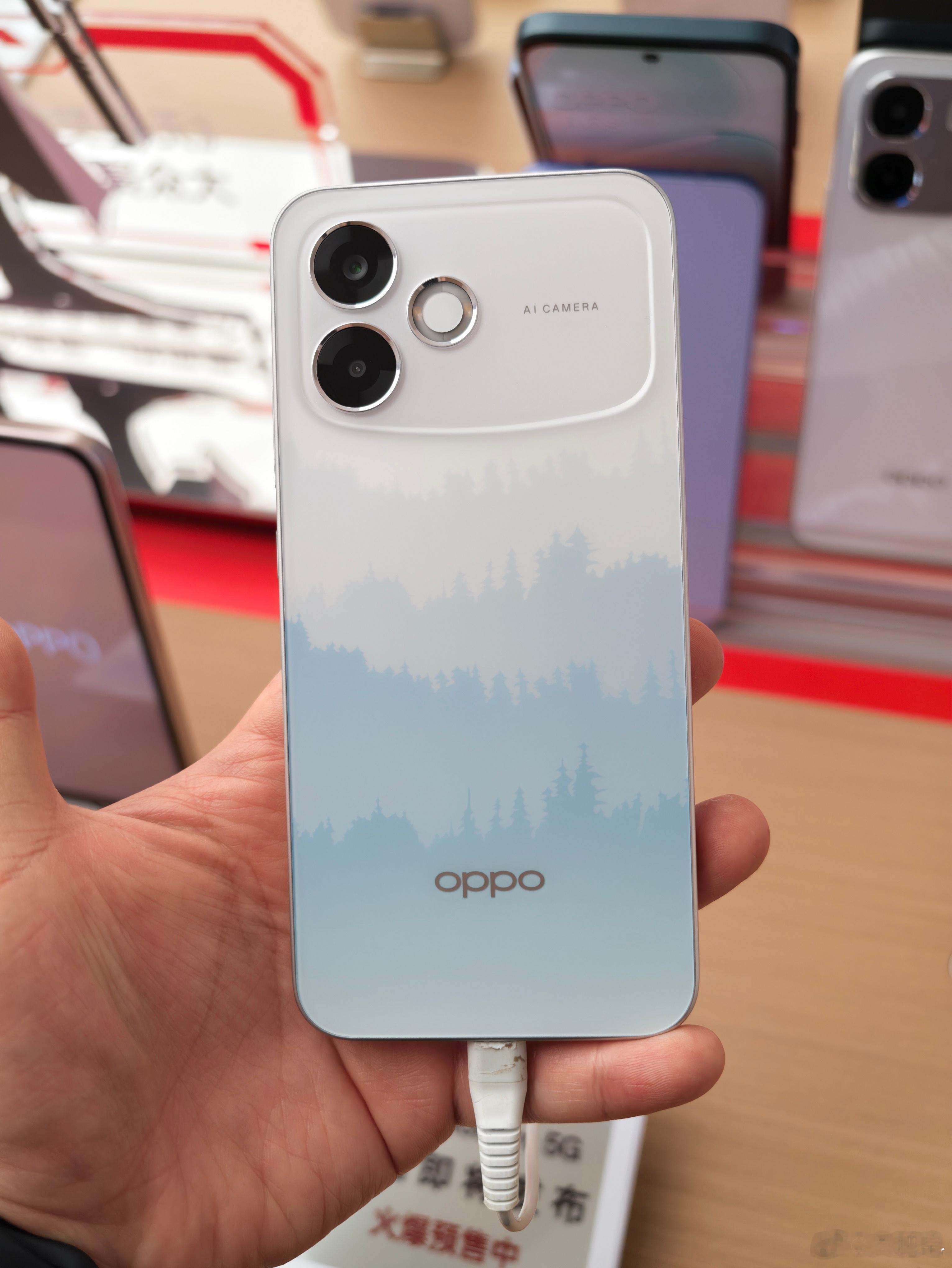 来店里看一下OPPO即将要发布的两款新手机，其实严格意义上来说应该是还有Ultr