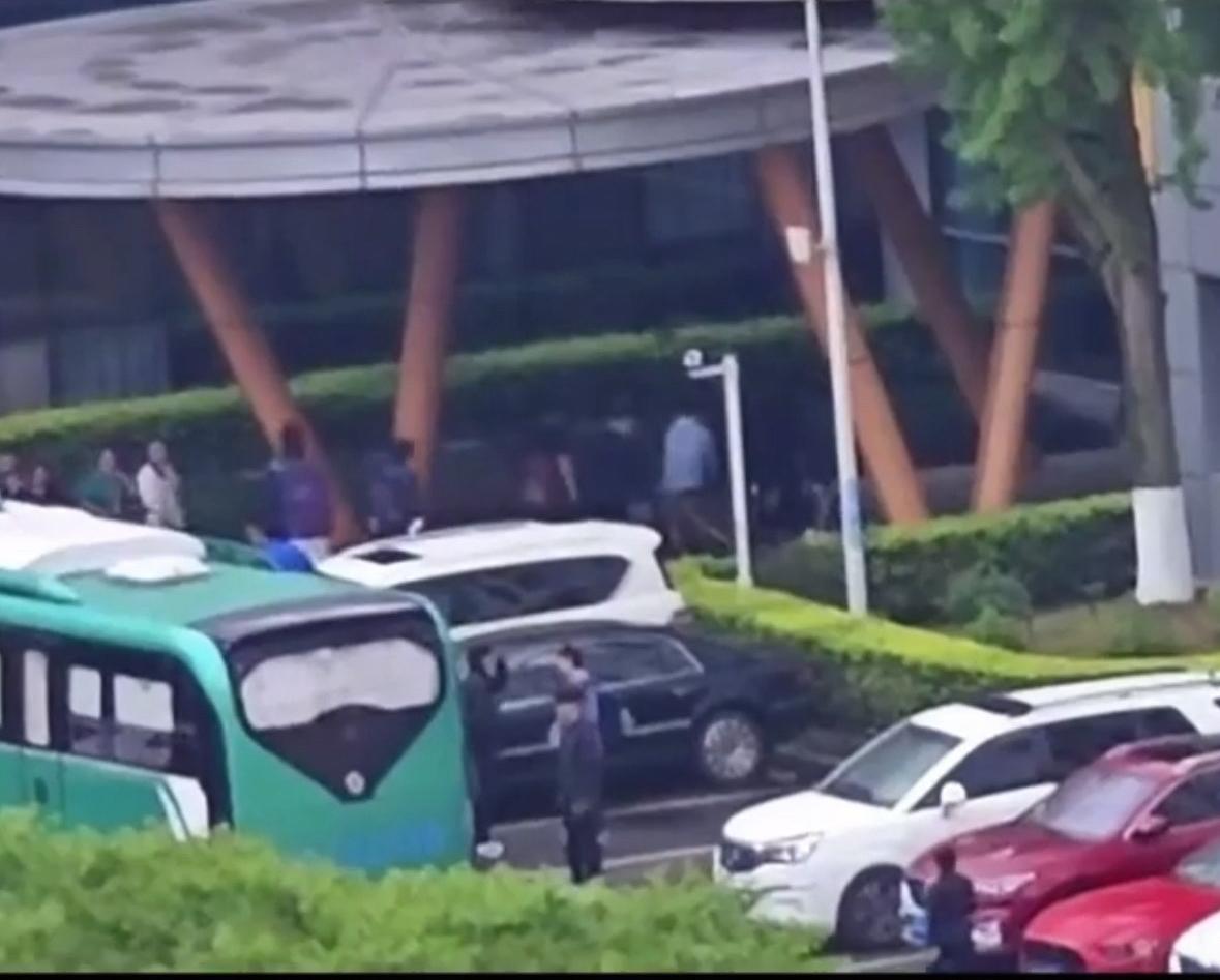 王曼昱到达成都——队友陈熠拥抱曼昱！4月6日，国乒圆满结束澳门世界杯之旅，回