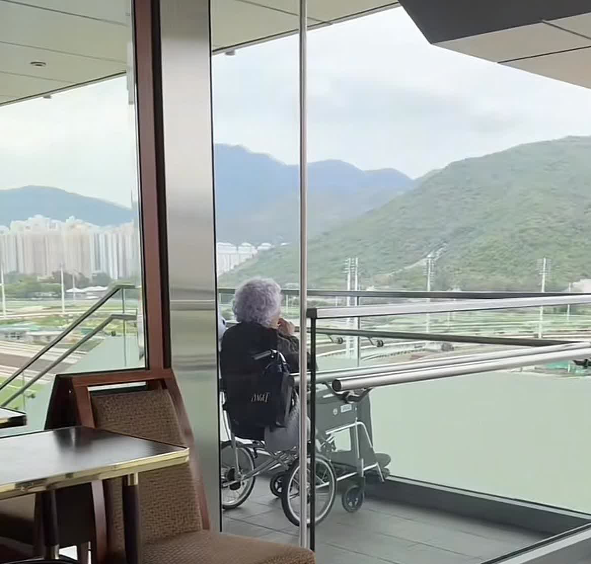 林建岳百岁母亲看赛马，坐轮椅叼烟出镜，打扮体面满头白发好显眼香港富商林建岳的