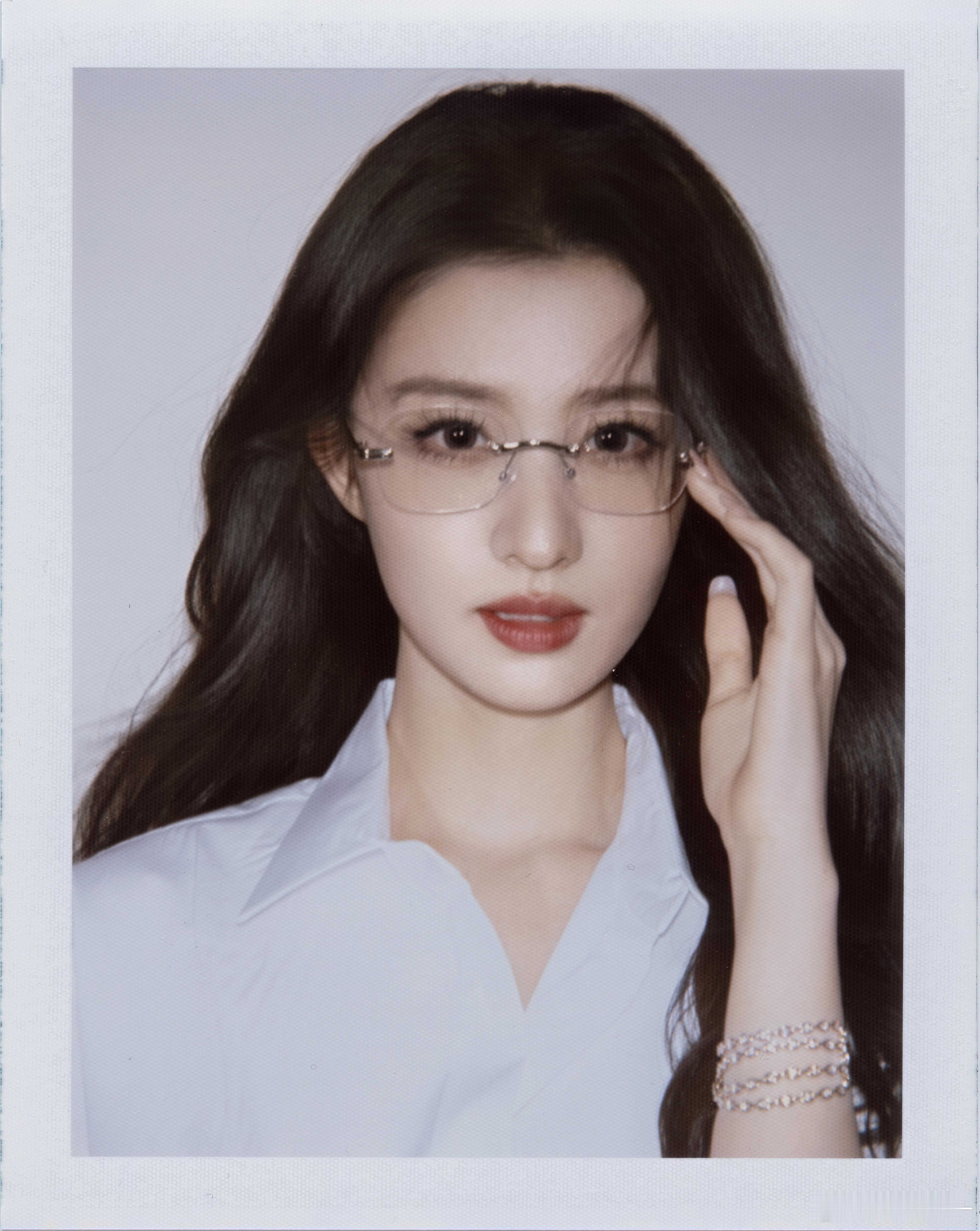 王楚然拍的撕拉片美貌与演技并存的明艳女明星，我还是第一次看到王楚然戴眼镜🚢​