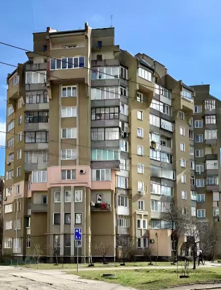 有朋友在乌克兰基辅拥有一套房产，为此他决心守护自己的家园，不离开。之前，国内的亲