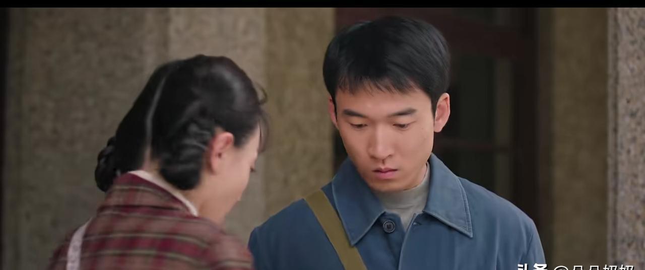 下班捡到一包现金，你敢打开看吗？林梅在供销社关门时，发现柜台有个包。丈夫费霆