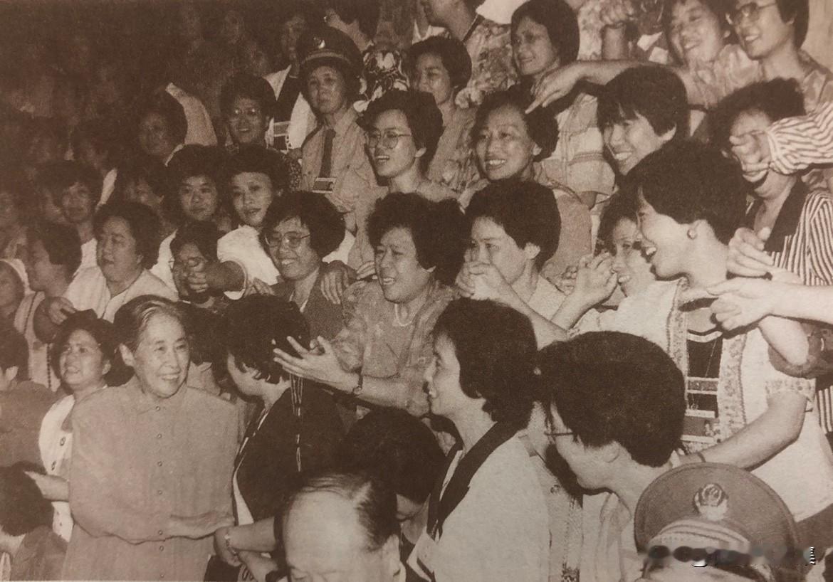 1993年9月，王光美和第七次全国妇女代表大会代表在一起亲切交流。当时她虽已年过