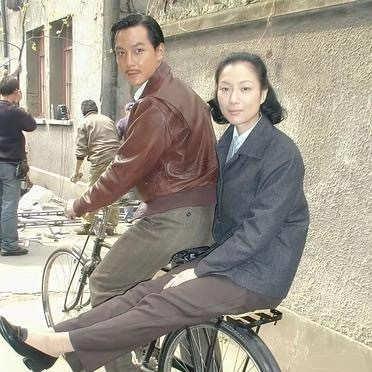 吴彦祖车后的美女看着好眼熟，就是叫不出名字