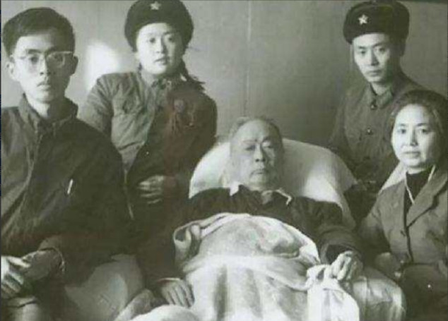 1972年1月6日，开国元帅陈毅临终之际，好友叶剑英拿出来写有毛主席指示的纸条，