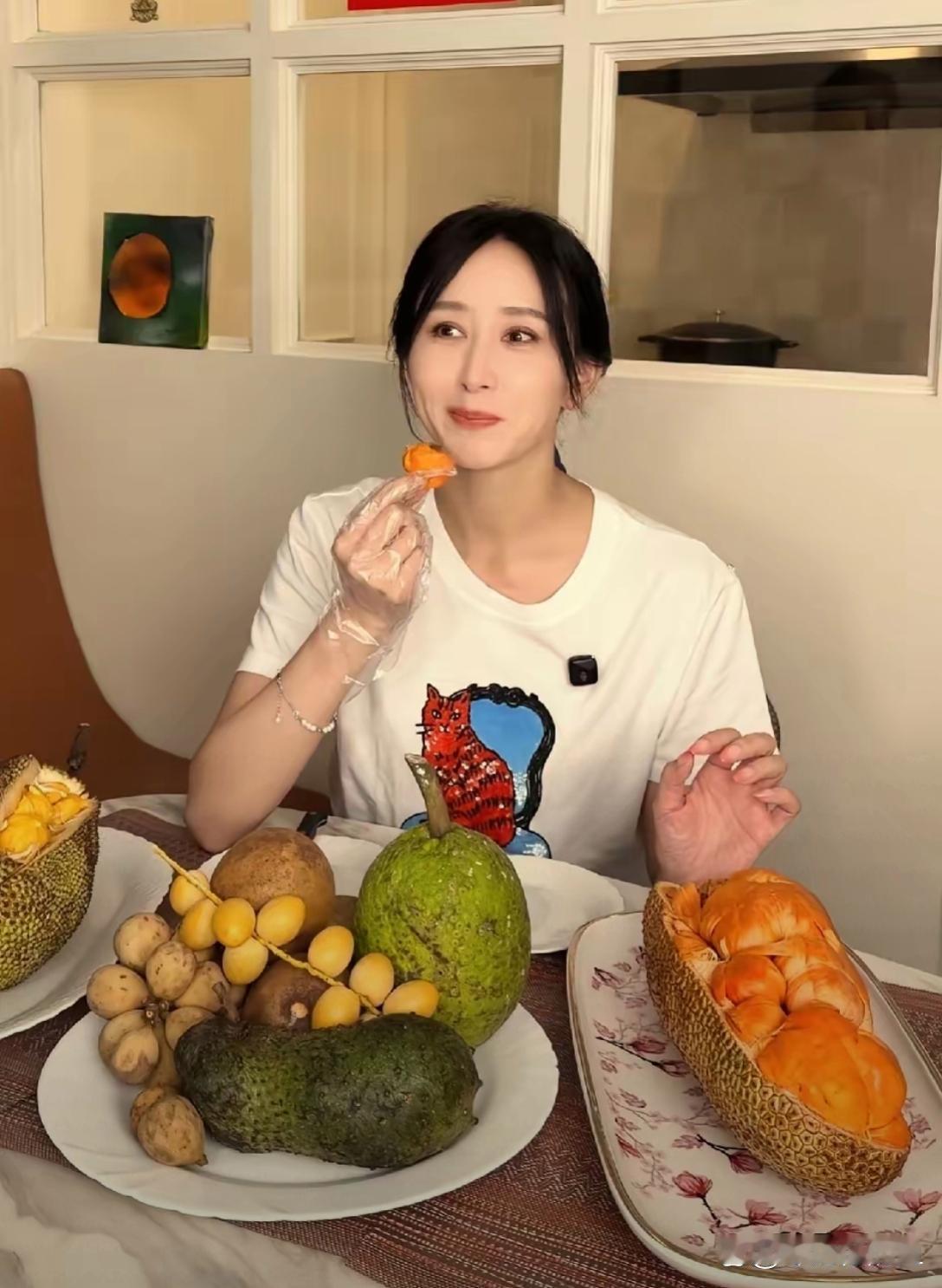 胡静这一桌子马来西亚水果，我都没见过。​